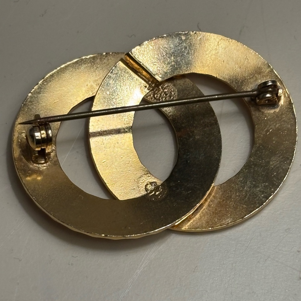 Vintage 70s Gold Tone Double Ring Brooch ✨ Textured Statement Pin - Picture 3 of 6